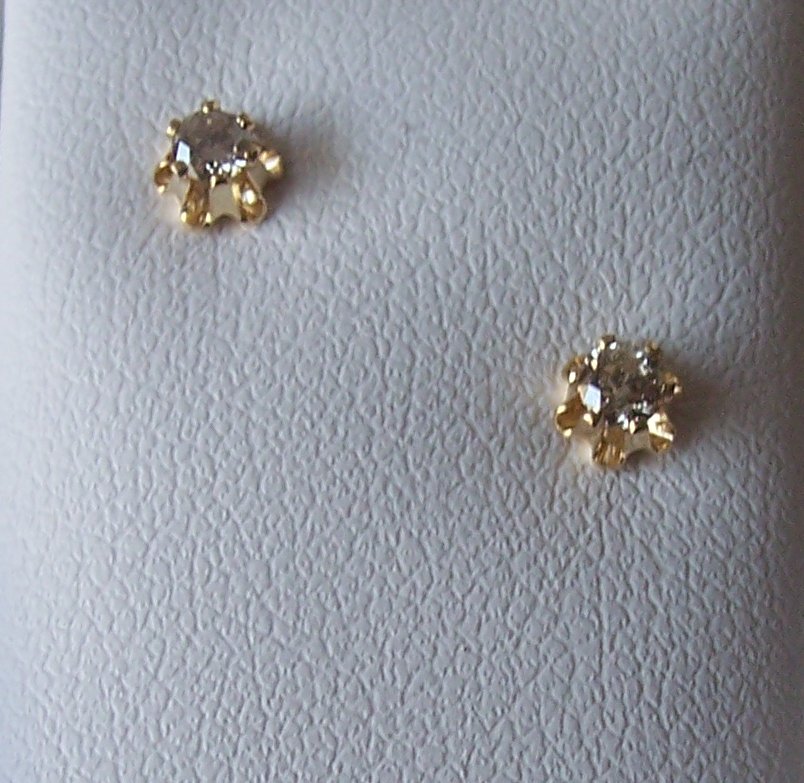 Genuine Diamonds .14pt. - 14kt Yellow Gold - Buttercup Design.
With Screw Backs.